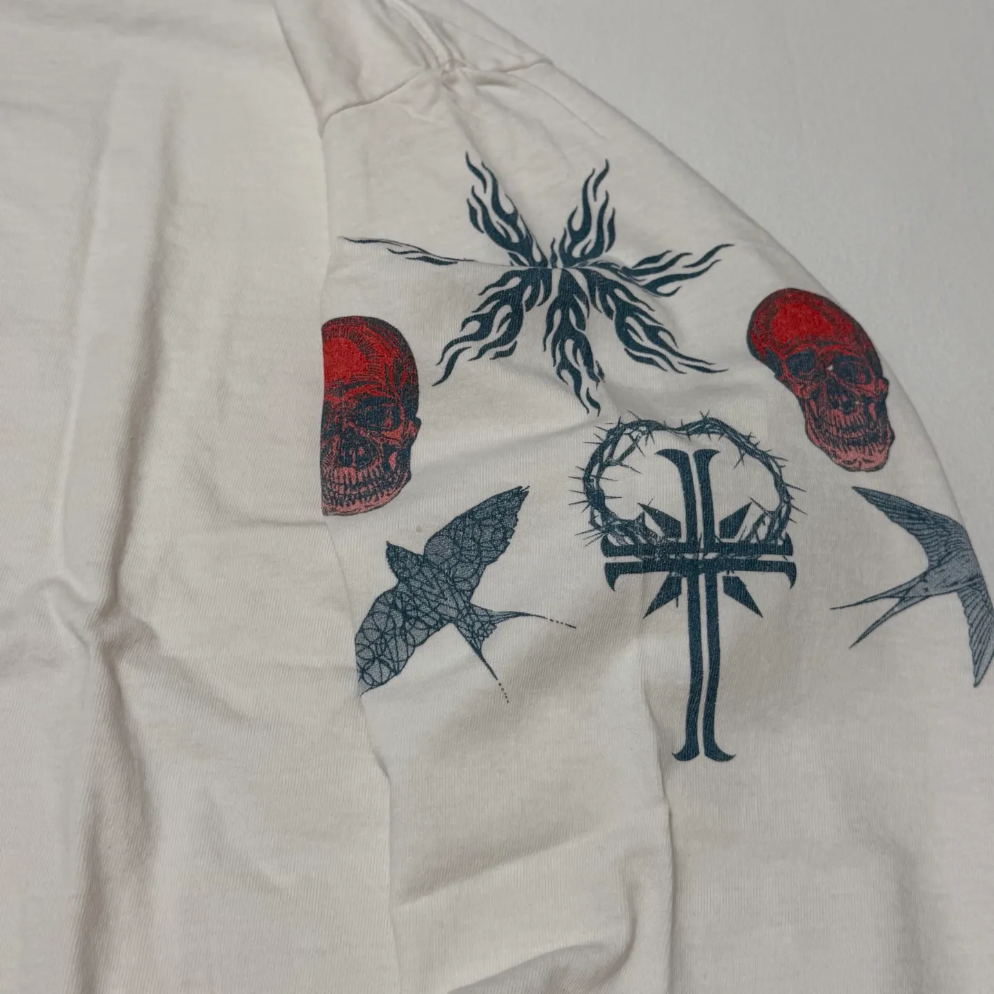 SAINT Mxxxxxx × Dr. Woo DW_LS TEE/TATTOO/WHT Dr.Woo joint model TATOO tattoo long sleeve off-white S-XL OE yarn Tube weaving high weight fabric without side seams Original printing water slurry process No touch printing Breathable and comfortable Original level replica printing Correct version Correct main mark/wash mark/cherub anti-counterfeiting mark